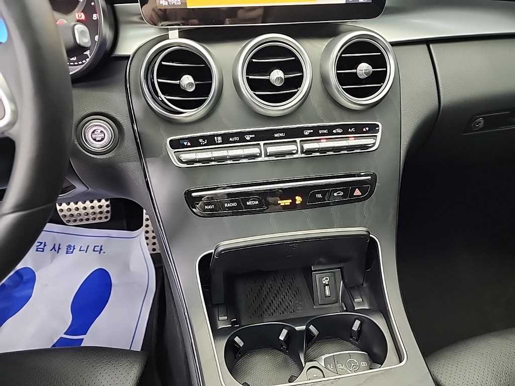 벤츠 C클래스(4세대) C220 d 4매틱 AMG 라인 - 이미지 2