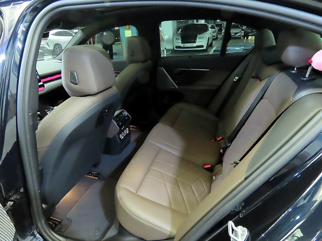 BMW i5 eDrive40 M 스포츠 - 이미지 18