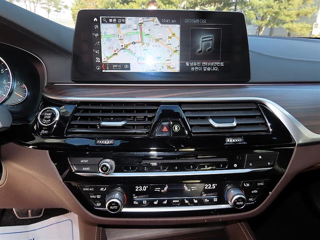 BMW 5시리즈(7세대) 530i xDrive M스포츠팩 플러스 - 이미지 7