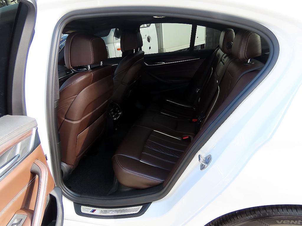 BMW 5시리즈(7세대) 530i xDrive M스포츠팩 플러스 - 이미지 11