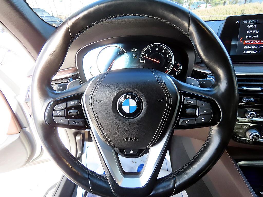 BMW 5시리즈(7세대) 530i xDrive M스포츠팩 플러스 - 이미지 15