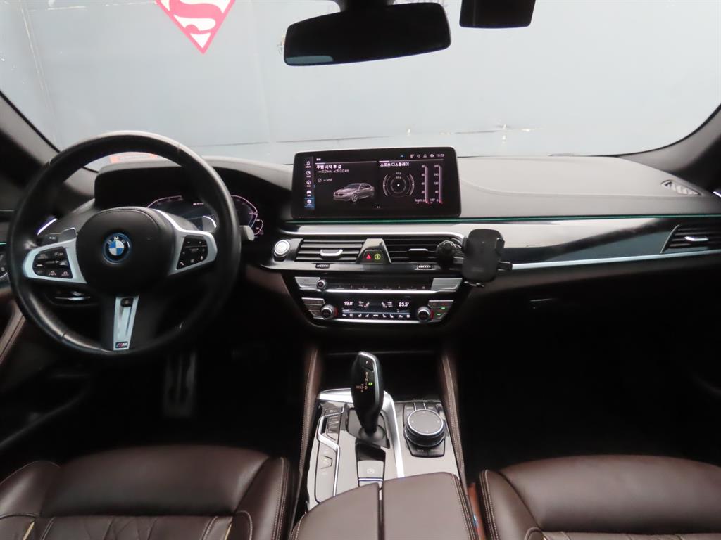 BMW 5시리즈(7세대) 530e M 스포츠팩 - 이미지 3