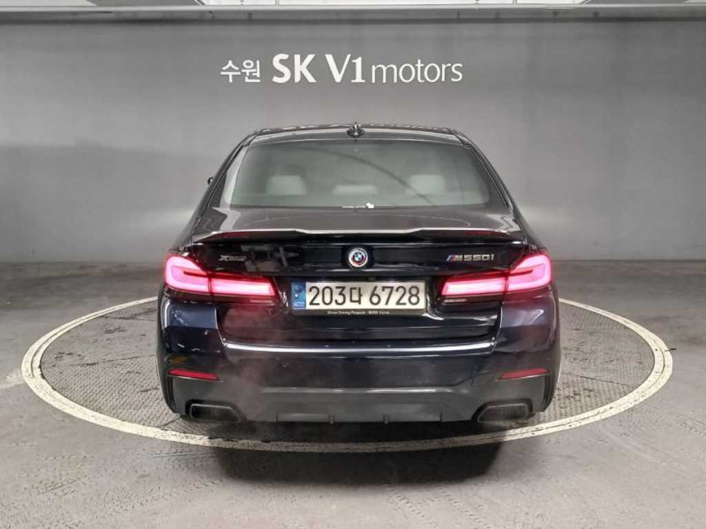 BMW 5시리즈(7세대) M550i xDrive - 이미지 3
