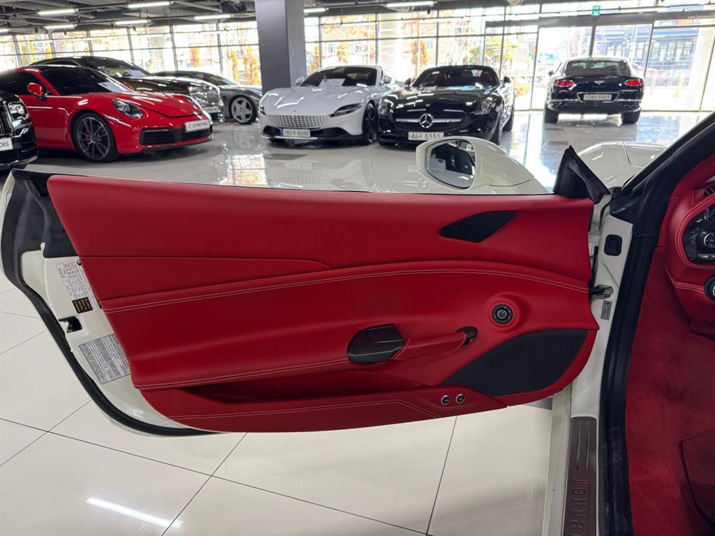 페라리 488 3.9 V8 스파이더 - 이미지 9