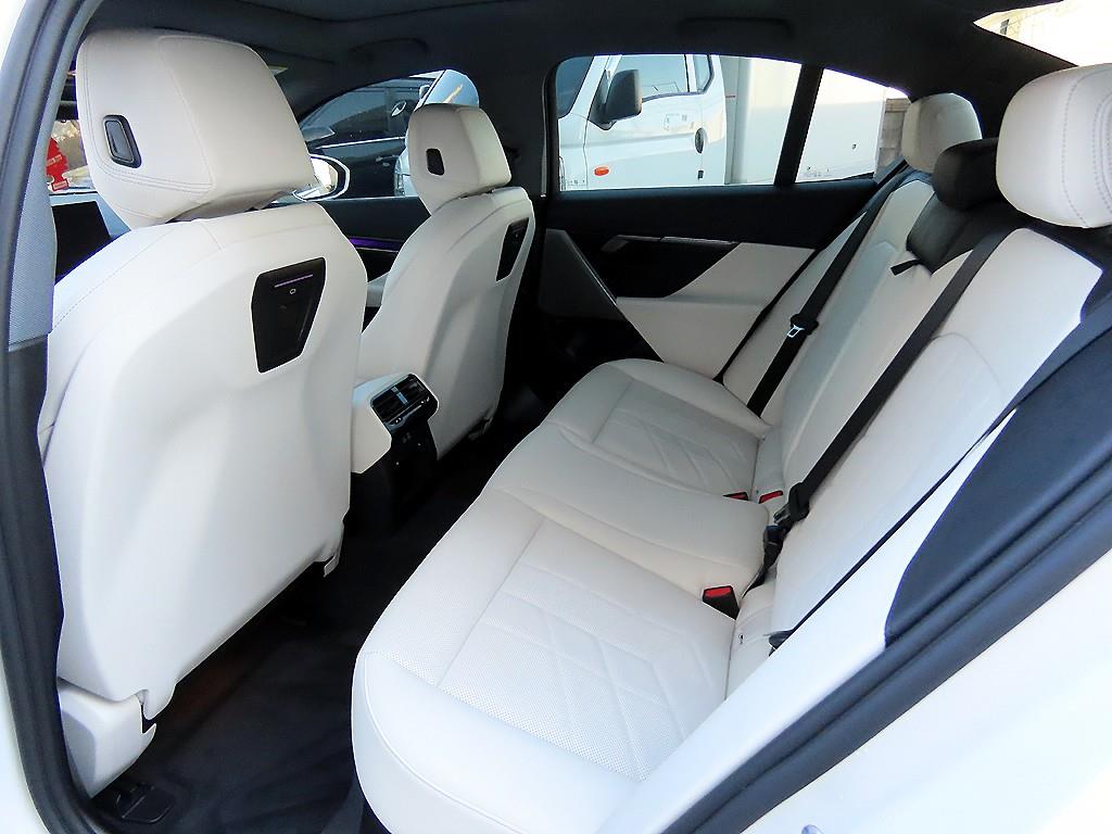 BMW 5시리즈(8세대) 520i - 이미지 3