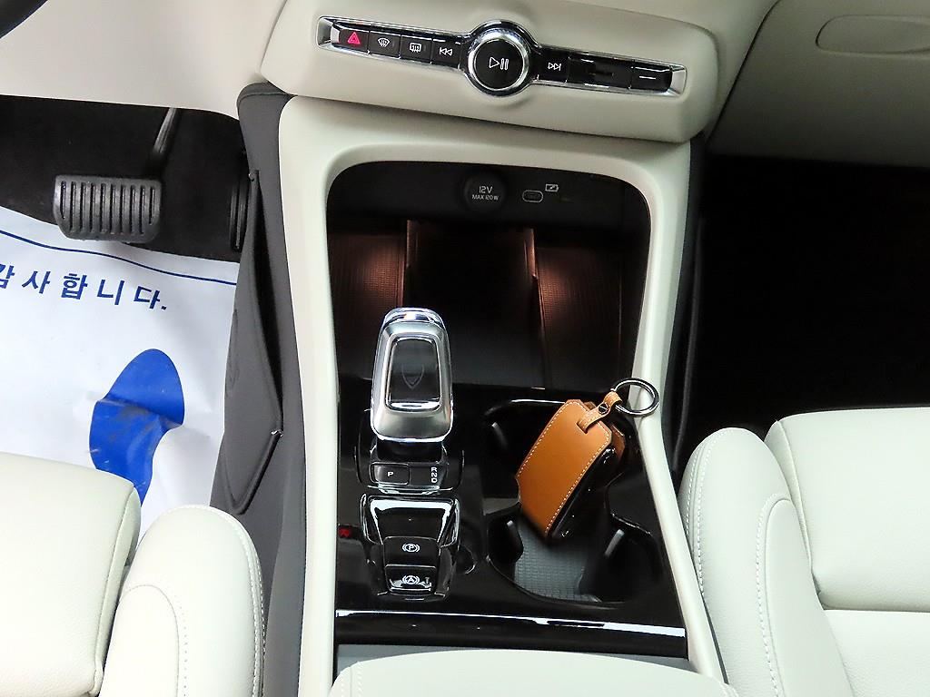 볼보 XC40 2.0 B4 AWD 울트라 브라이트 - 이미지 14
