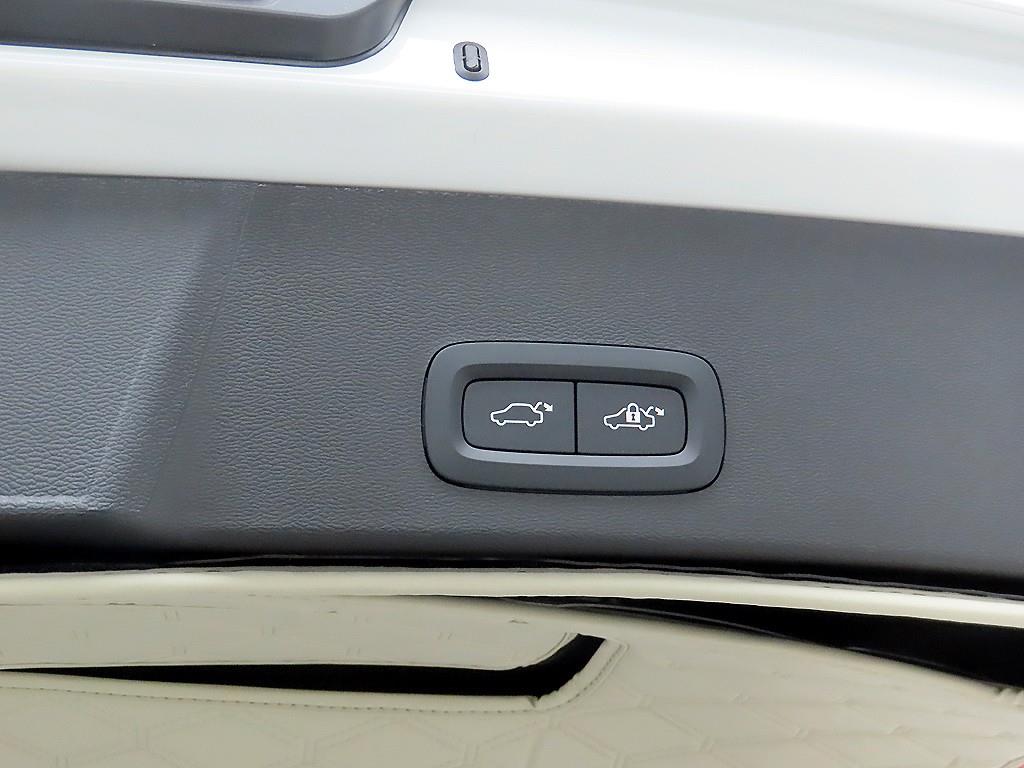 볼보 XC40 2.0 B4 AWD 울트라 브라이트 - 이미지 13