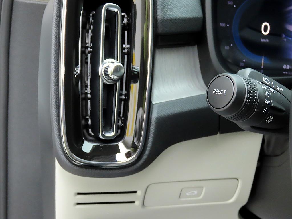 볼보 XC40 2.0 B4 AWD 울트라 브라이트 - 이미지 10