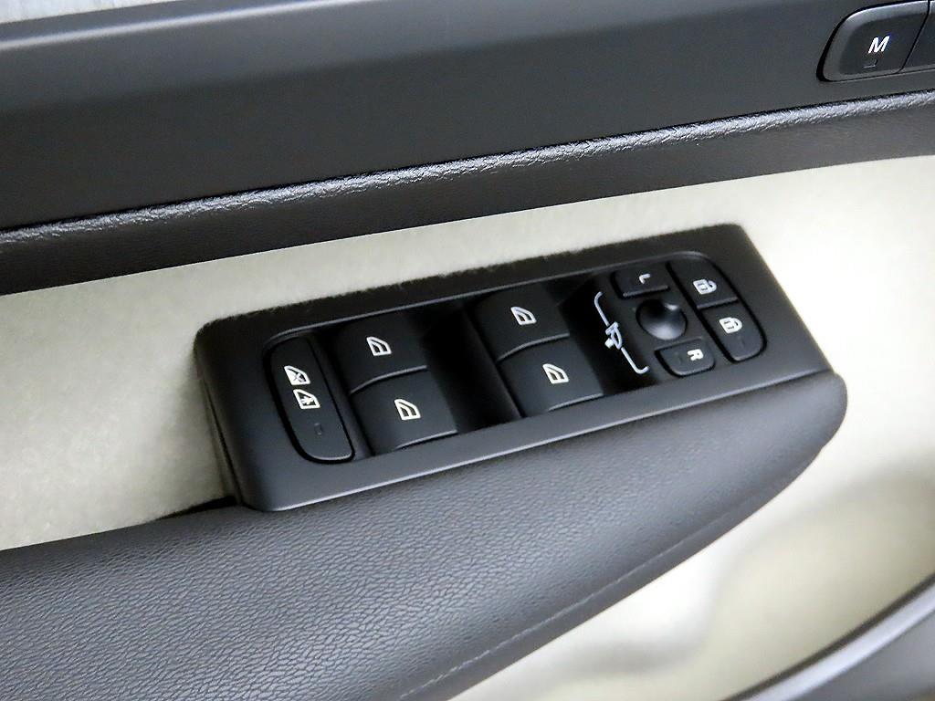 볼보 XC40 2.0 B4 AWD 울트라 브라이트 - 이미지 11