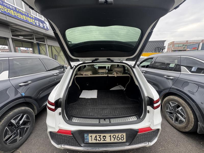 제네시스 GV70 2.2 디젤 AWD 기본형 - 이미지 2