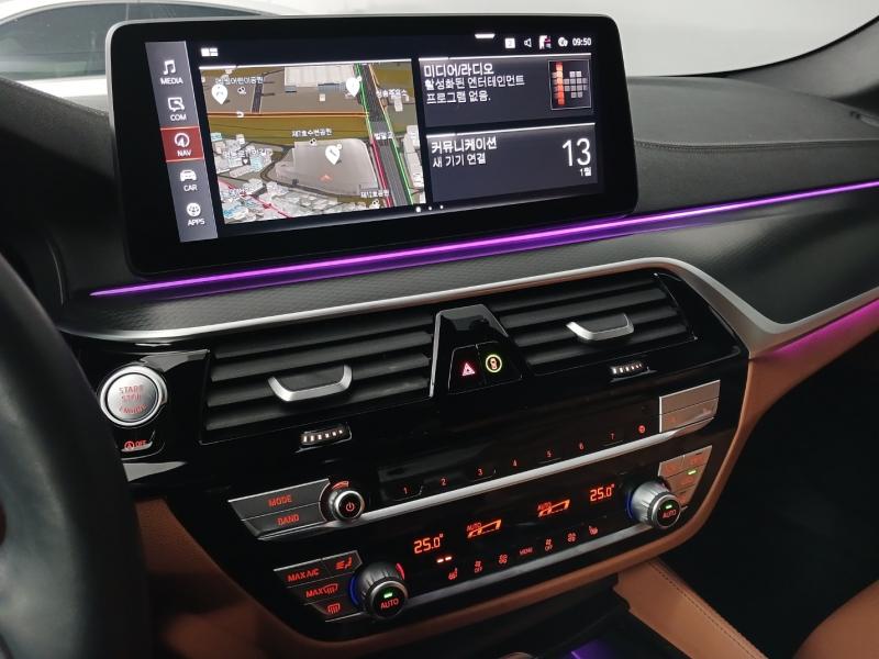 BMW 5시리즈(7세대) 520i M 스포츠팩 - 이미지 10