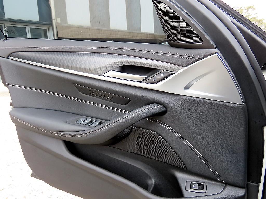 BMW 5시리즈(7세대) 520i M 스포츠팩 - 이미지 2