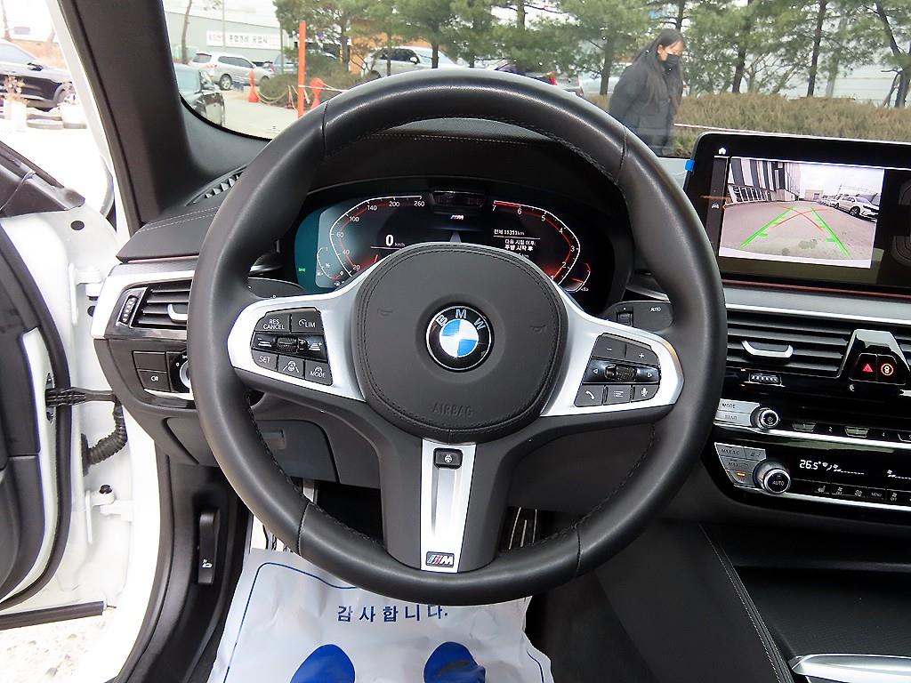BMW 5시리즈(7세대) 520i M 스포츠팩 - 이미지 18