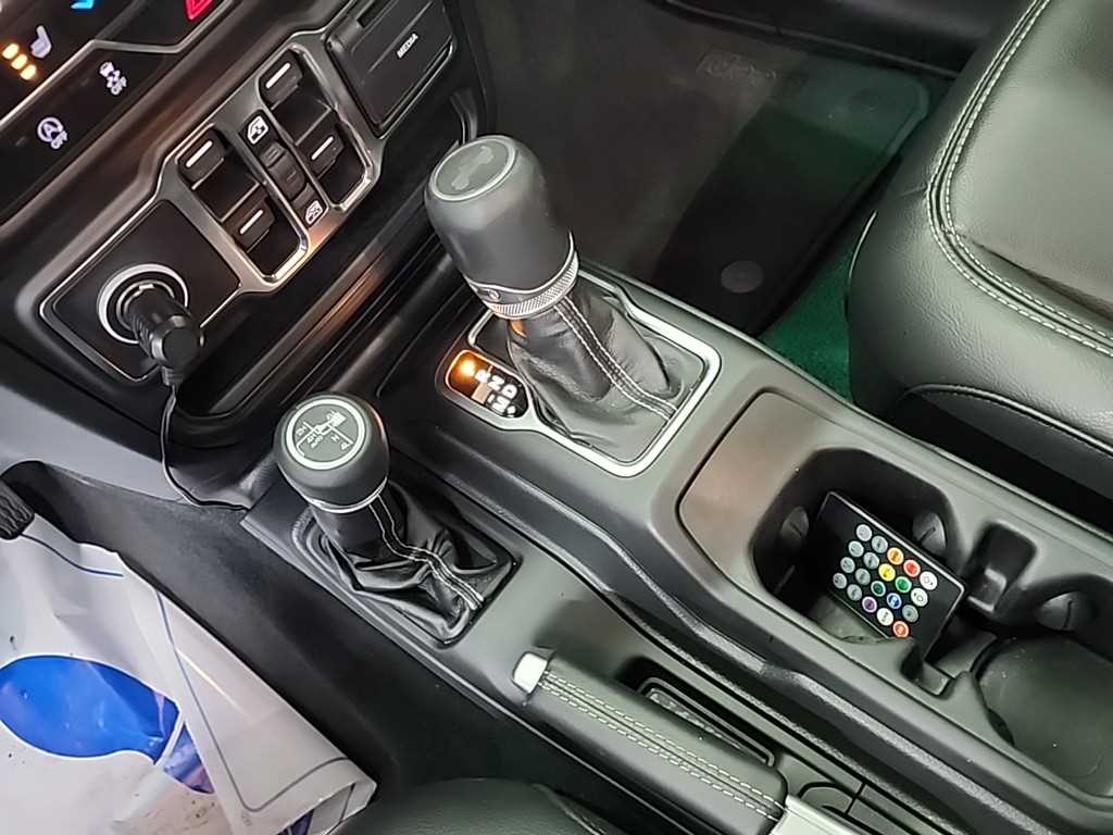 지프 랭글러(JL) 2.0 오버랜드 4DR 파워탑 - 이미지 13