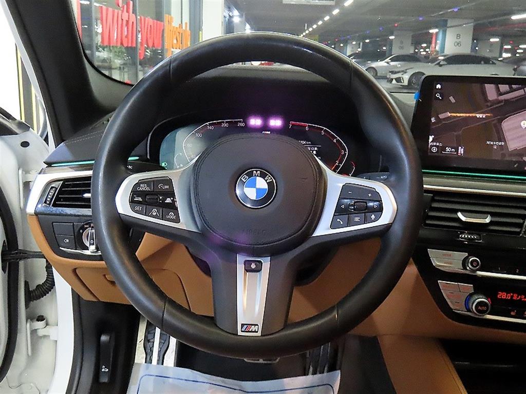 BMW 5시리즈(7세대) 520i M 스포츠팩 - 이미지 3