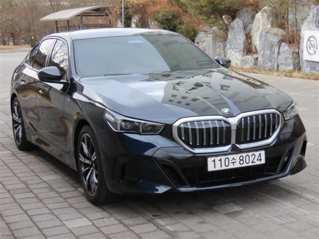 BMW 5시리즈(8세대) 530i xDrive M 스포츠 - 이미지 3