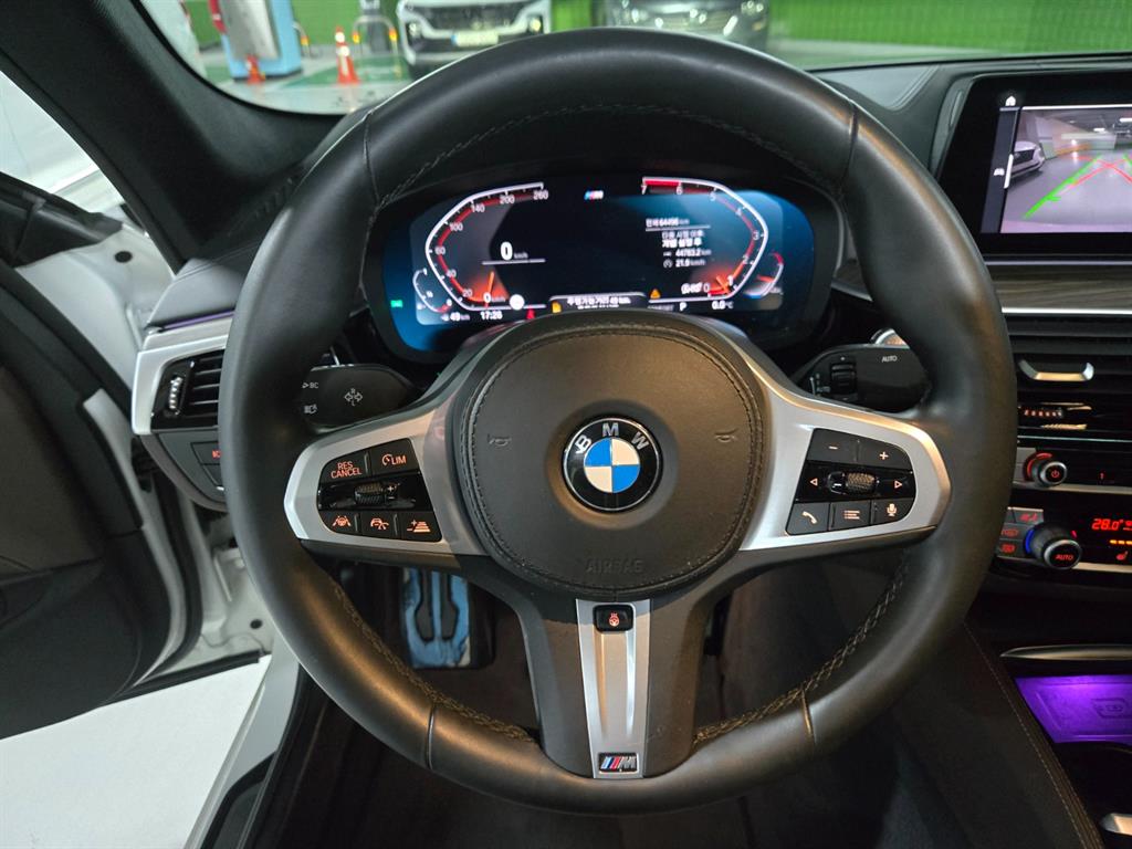 BMW 5시리즈(7세대) 520i M 스포츠팩 - 이미지 5