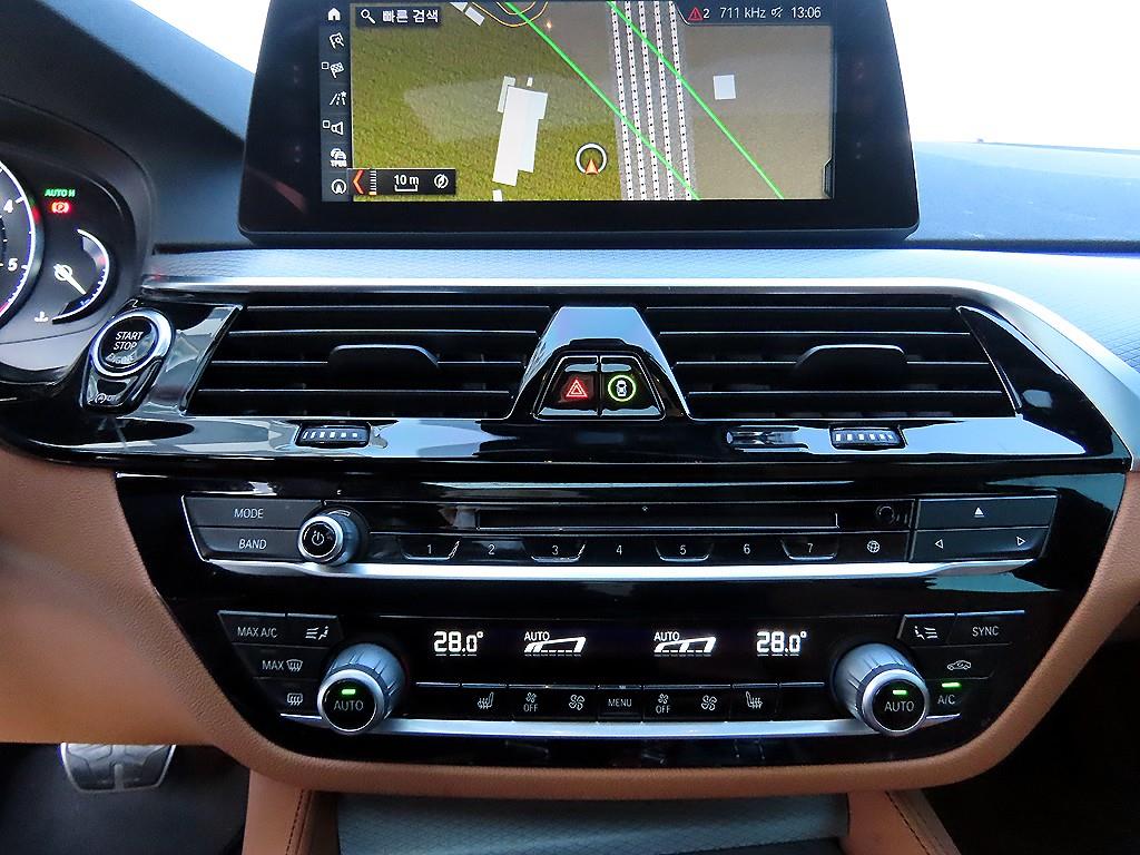 BMW 5시리즈(7세대) 520d M스포츠팩 스페셜 - 이미지 8