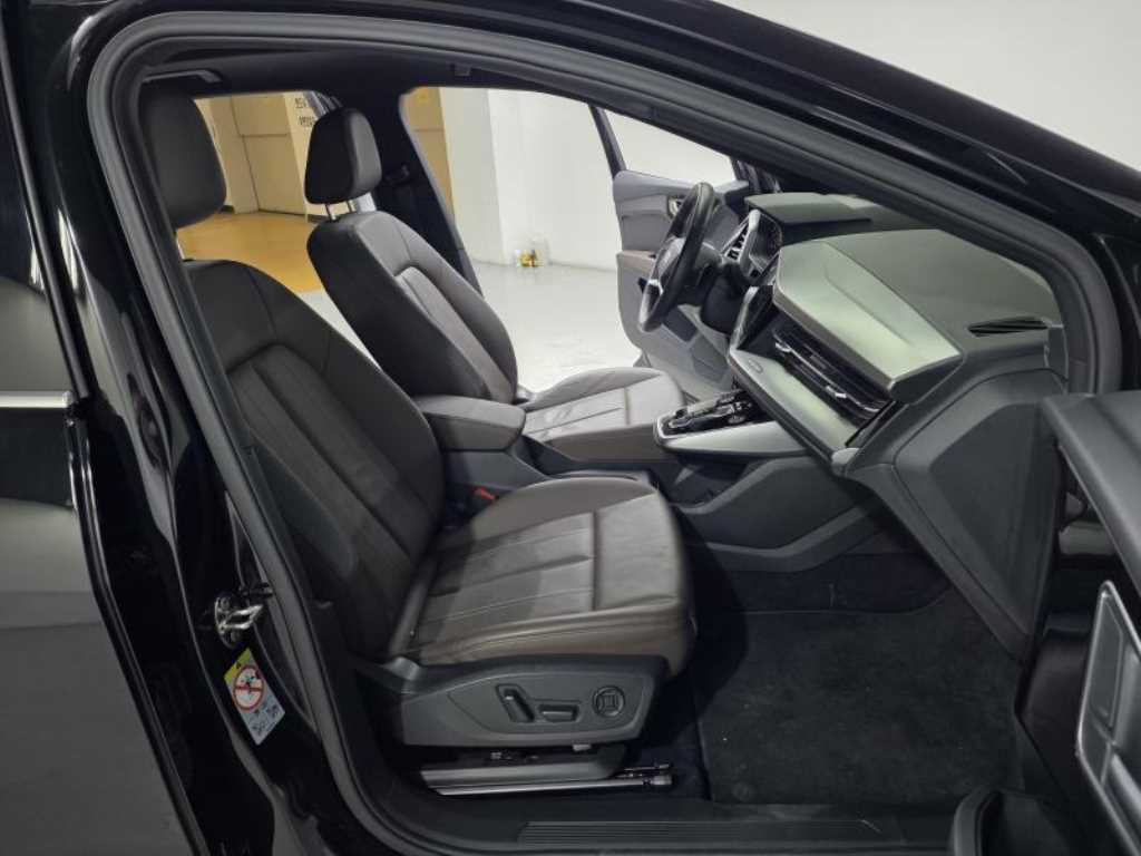 아우디 Q4 e-트론 40 프리미엄 - 이미지 8