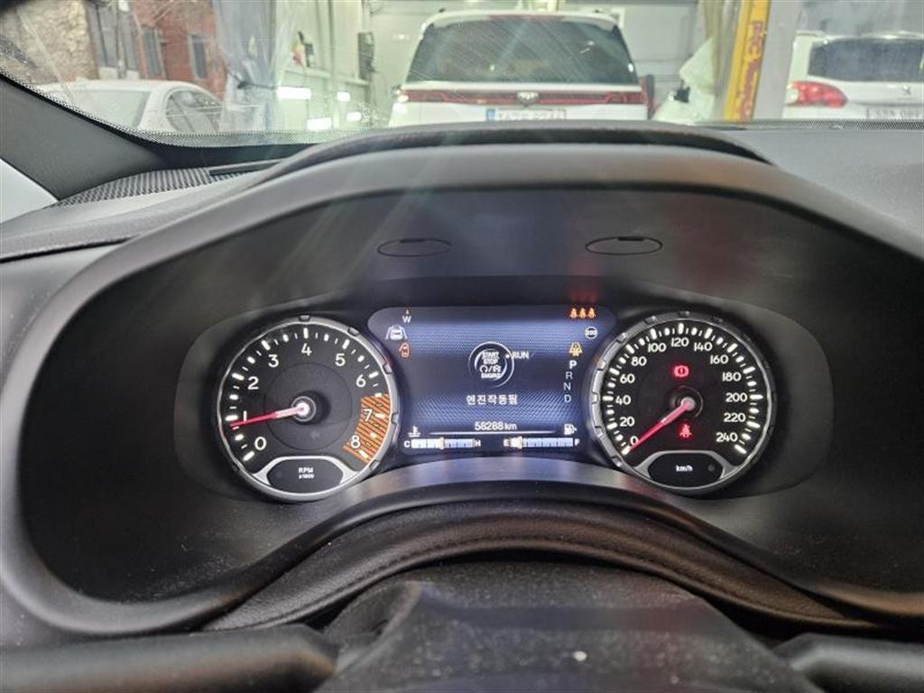 지프 레니게이드 2.4 가솔린 AWD 리미티드 - 이미지 12