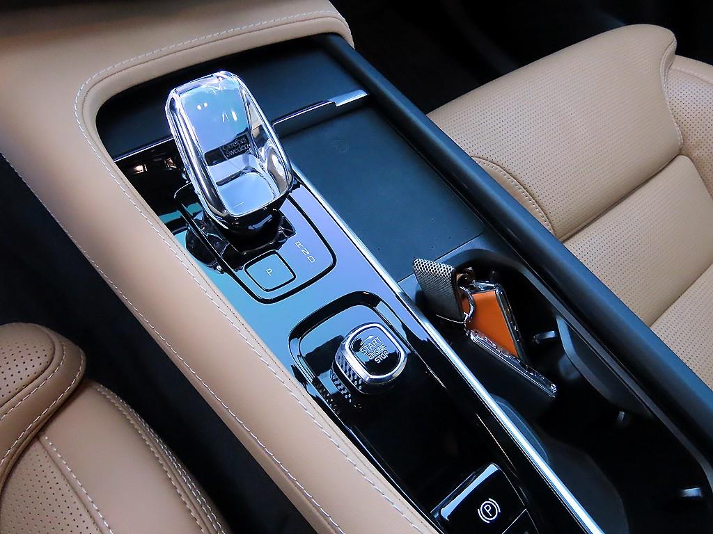 볼보 XC90 리차지 T8 AWD 얼티메이트 브라이트 - 이미지 15