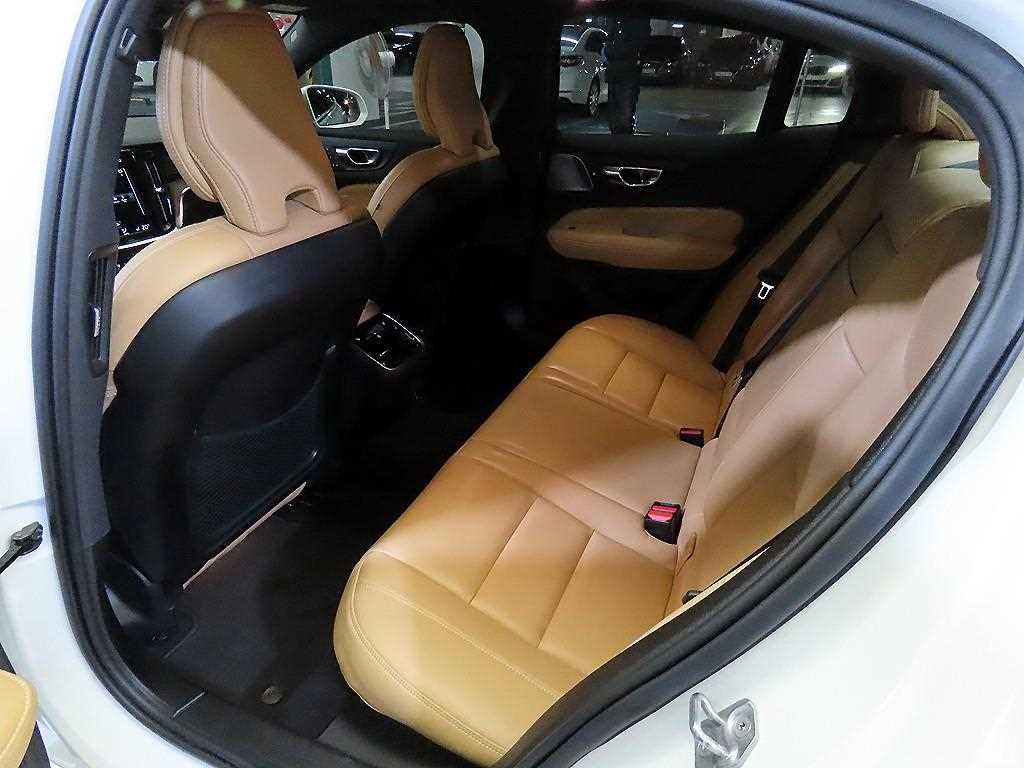 볼보 S60(3세대) 2.0 B5 인스크립션 - 이미지 12