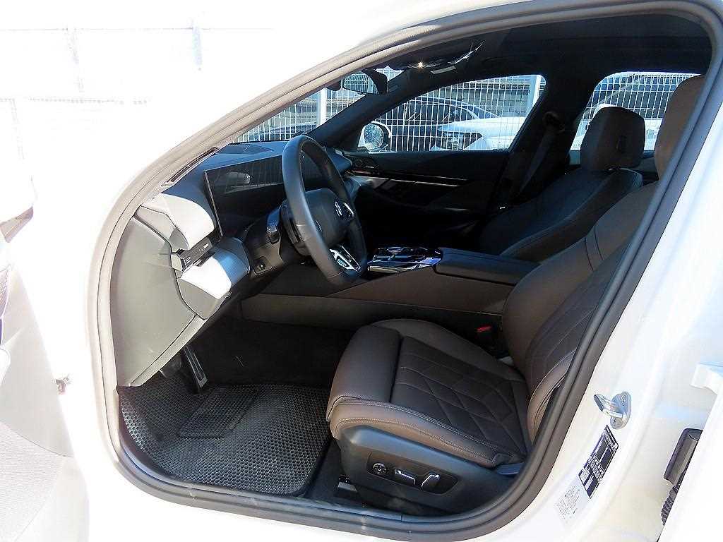 BMW 5시리즈(8세대) 520i M 스포츠 - 이미지 18