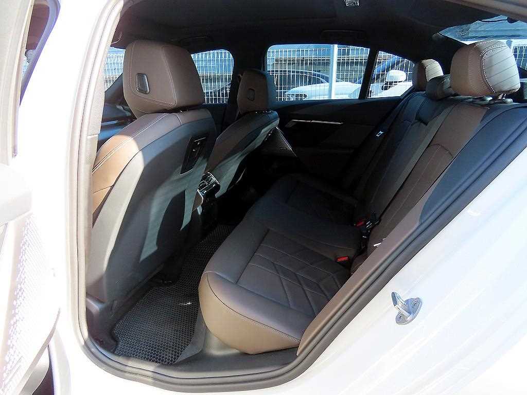 BMW 5시리즈(8세대) 520i M 스포츠 - 이미지 14