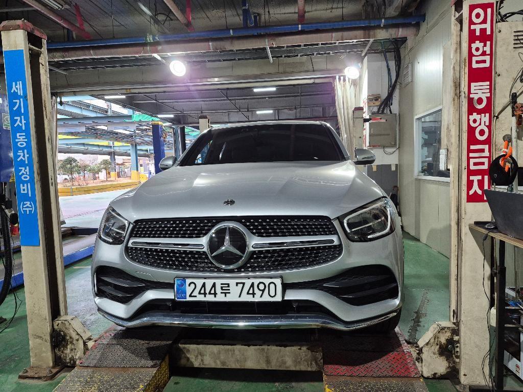 벤츠 GLC클래스 GLC 300e 4매틱 쿠페 - 이미지 2