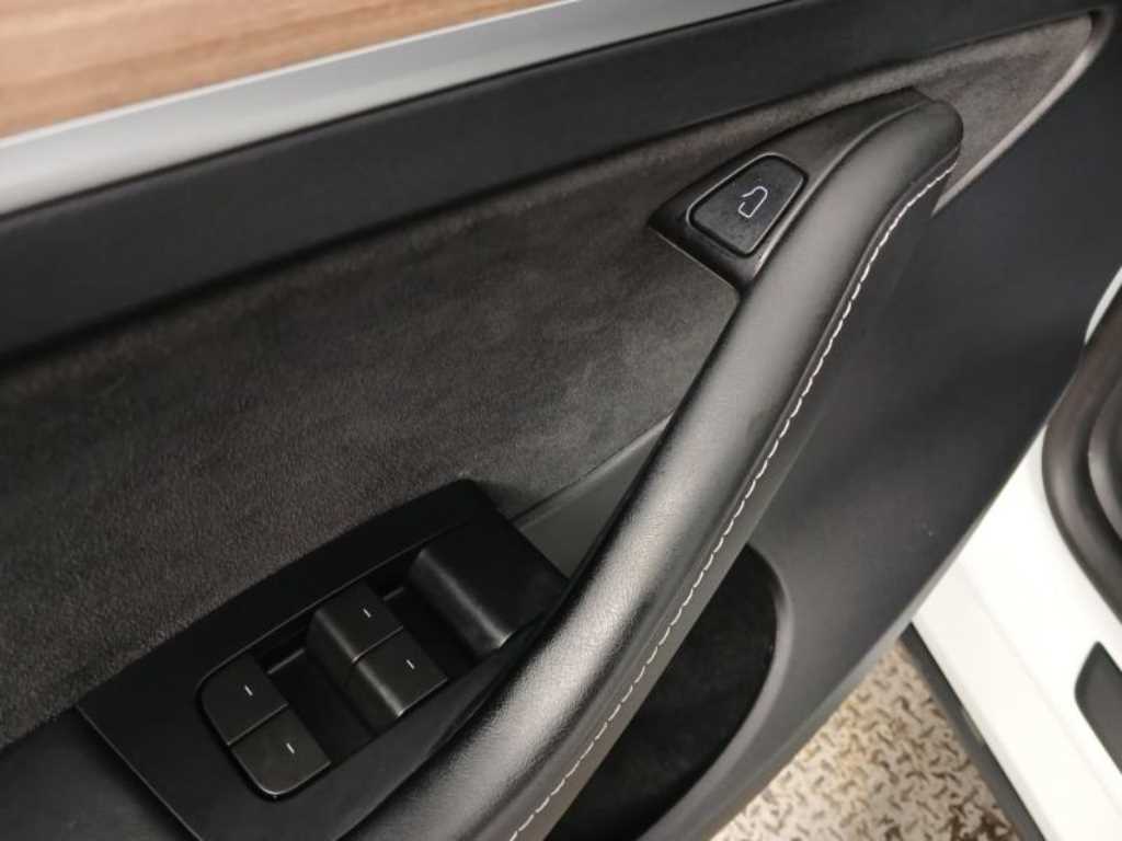 테슬라 모델 Y RWD - 이미지 8