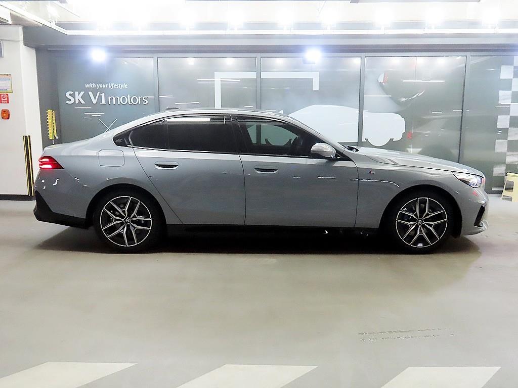 BMW 5시리즈(8세대) 520i M 스포츠 - 이미지 3