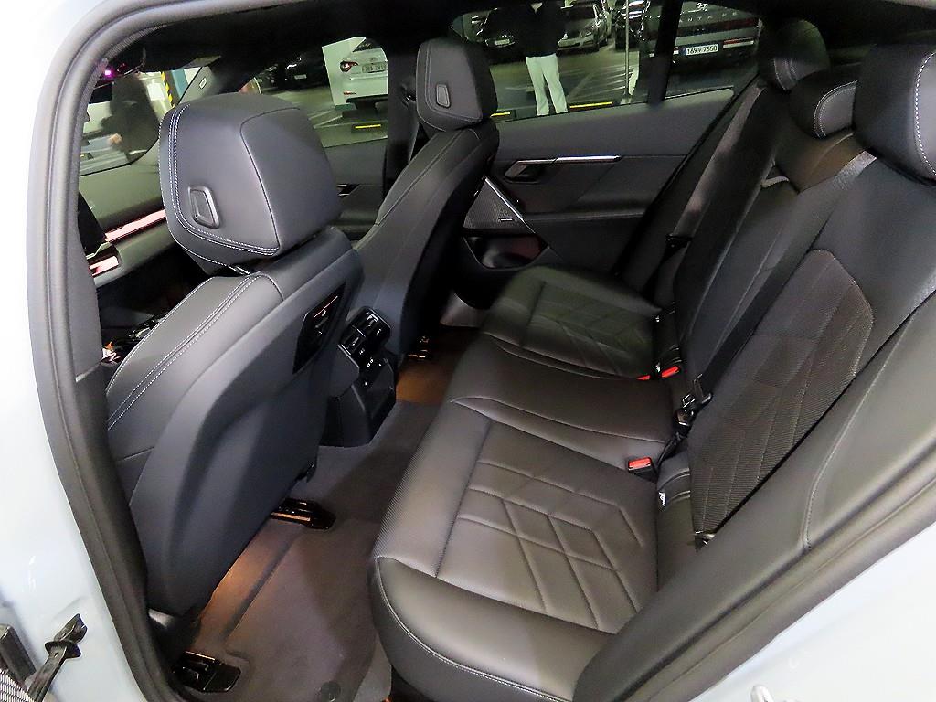 BMW 5시리즈(8세대) 520i M 스포츠 - 이미지 16