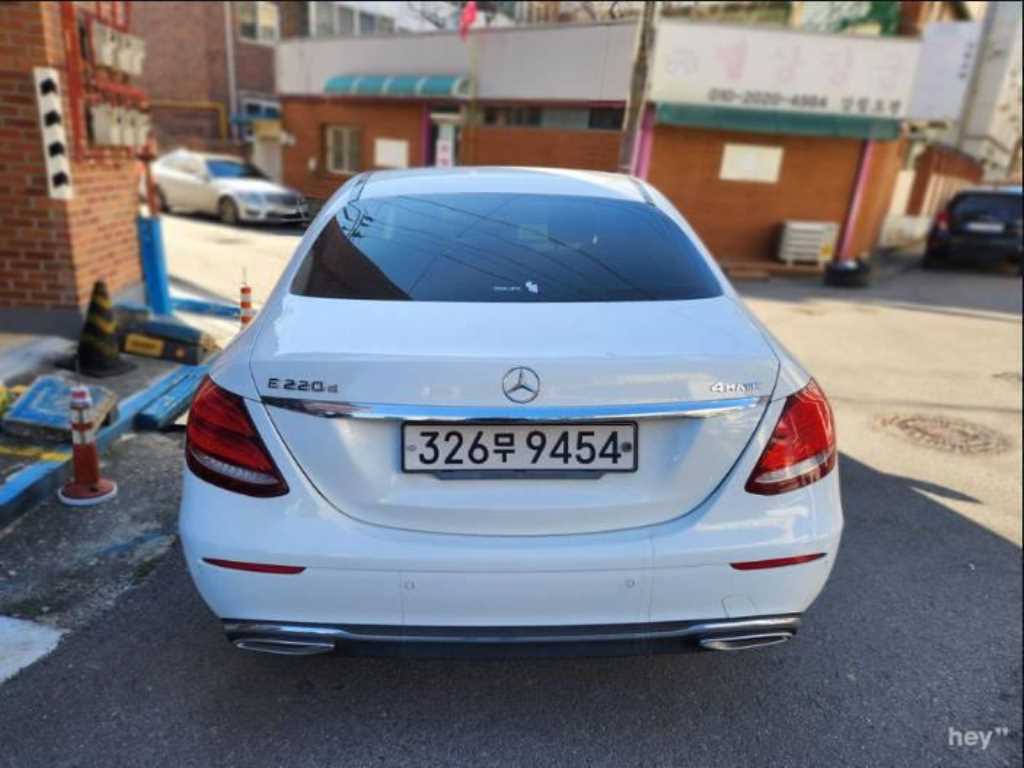 벤츠 E클래스(5세대) E220d 4매틱 익스클루시브 - 이미지 5