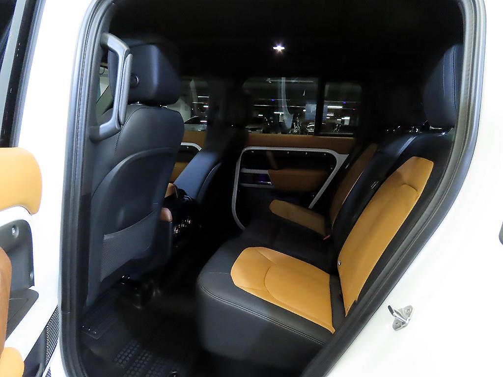 랜드로버 올 뉴 디펜더 110 D300 X다이나믹 HSE - 이미지 12