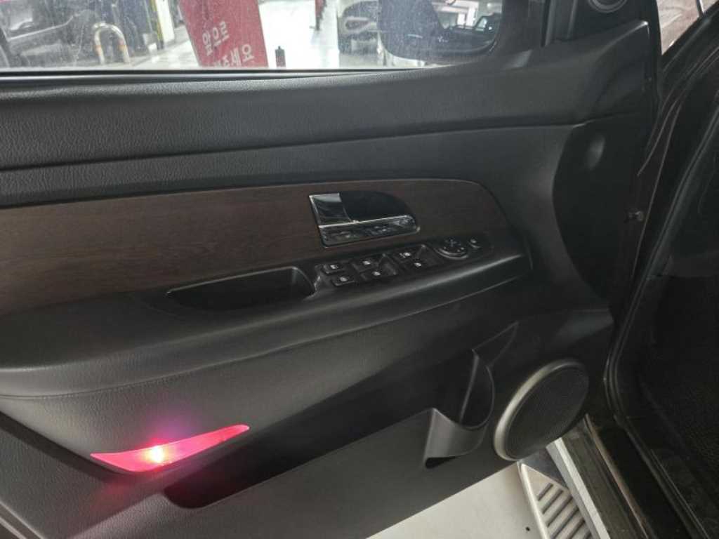 KG모빌리티(쌍용) 렉스턴W 2.0 2WD RX7 럭셔리 - 이미지 13