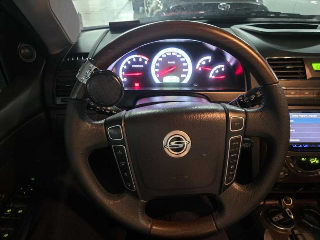 KG모빌리티(쌍용) 렉스턴W 2.0 2WD RX7 럭셔리 - 이미지 4