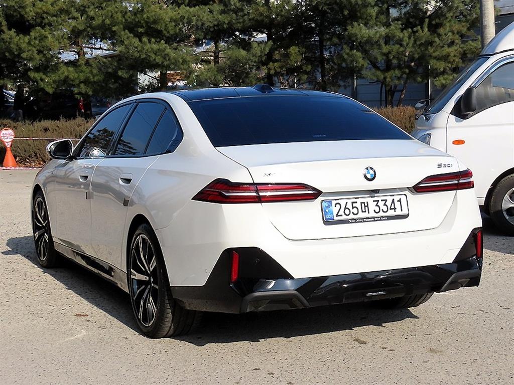 BMW 5시리즈(8세대) 530i xDrive M 스포츠 - 이미지 9
