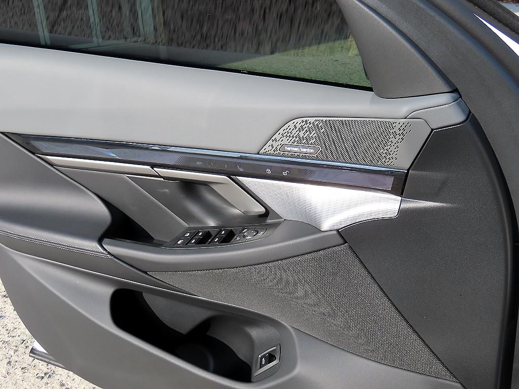 BMW 5시리즈(8세대) 530i xDrive M 스포츠 - 이미지 3