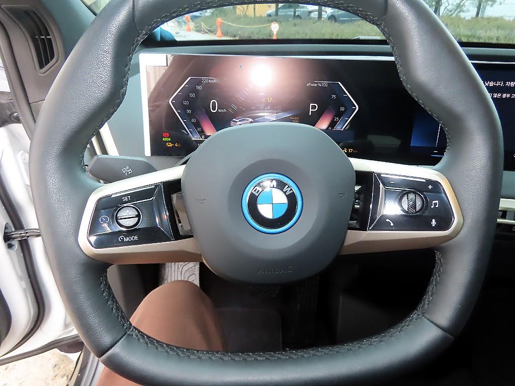 BMW iX xDrive50 스포츠 SE - 이미지 15