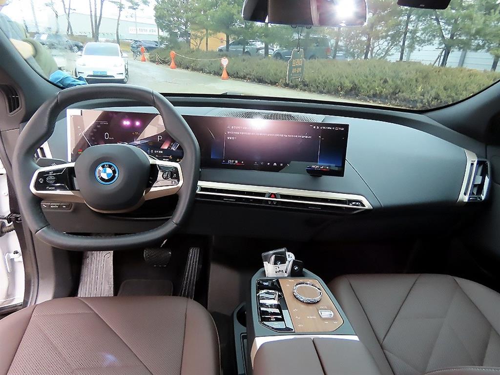 BMW iX xDrive50 스포츠 SE - 이미지 8